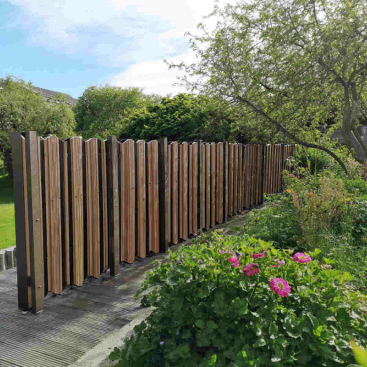 Garden Fence from Foldable Bed Panels