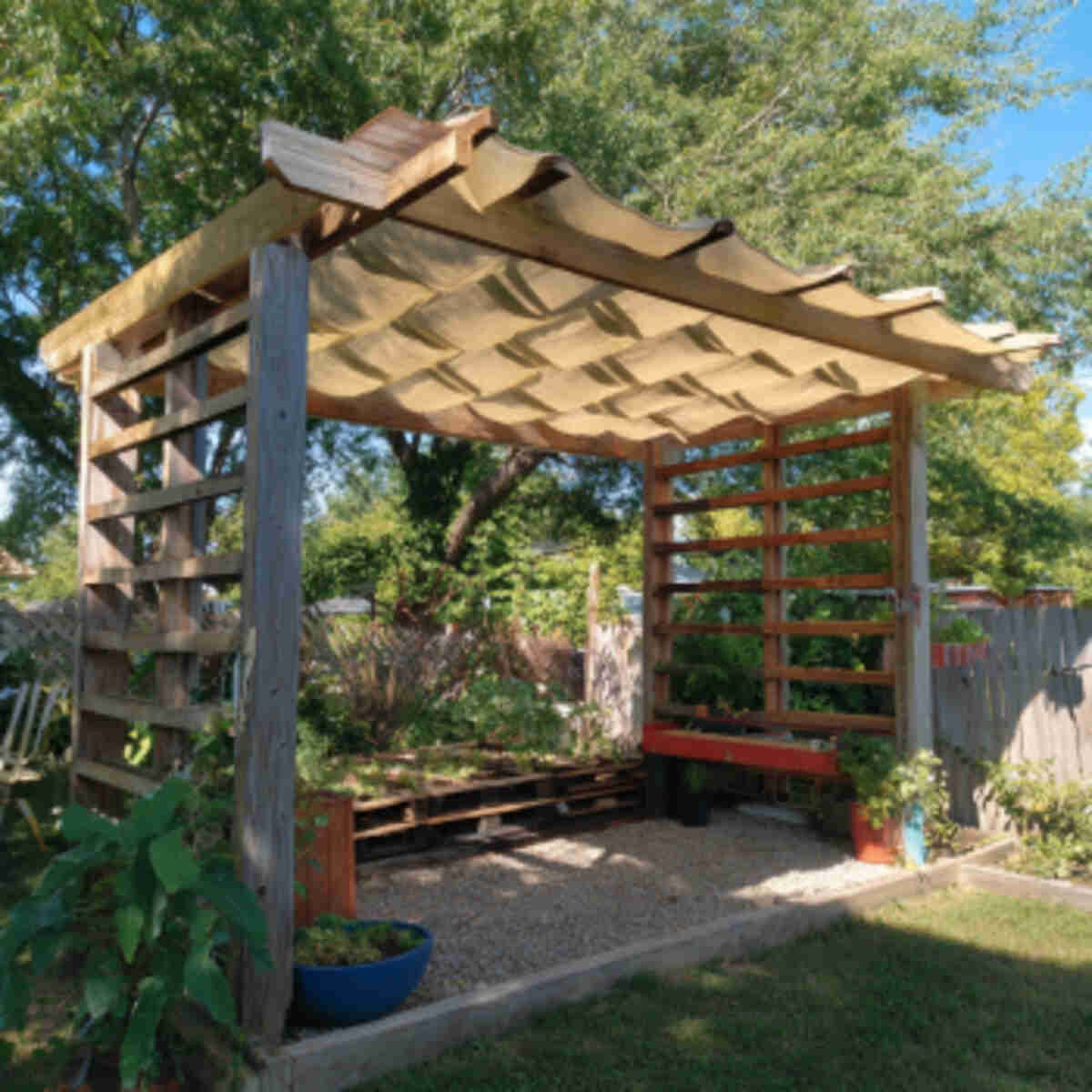 Pallet Frame with Overhead Shade